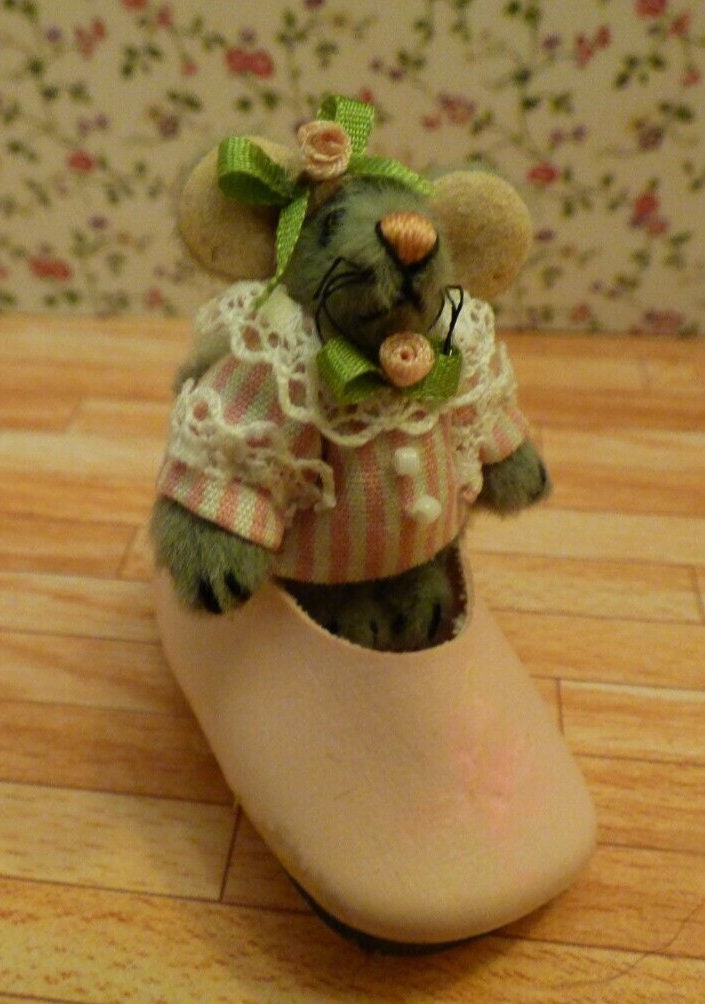 World of miniature bear  - fancy mouse in a shoe - for dollhouse or collection