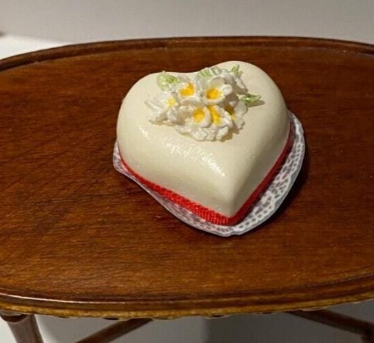 Dollhouse miniature heart shaped cake with flowers by falcon miniatures