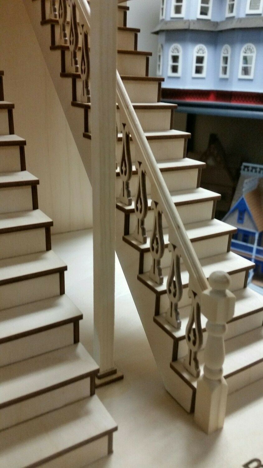Dollhouse Bedford Victorian Straight staircase with Landing handrails