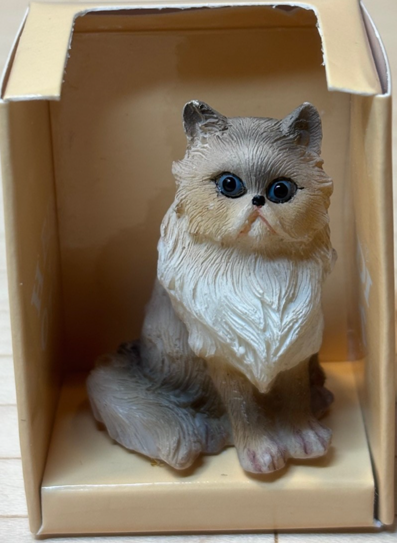 Dollhouse Miniature Sitting Persian Cat by Heidi Ott